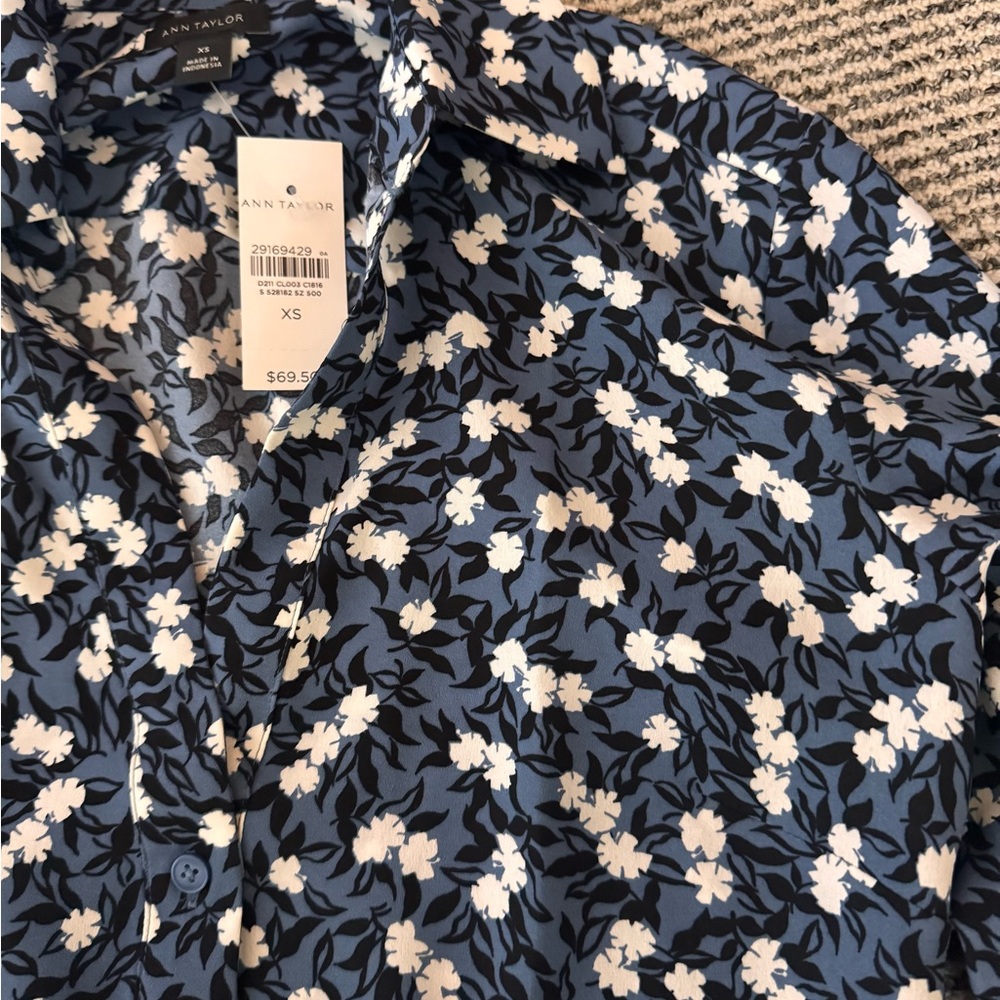 Ann Taylor Blue and White Floral Blouse size XS NWT - Picture 5 of 10